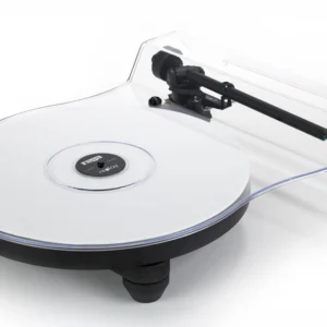 Rega Replay Plattenspieler mit Haube, angewinkelt - für Produktabbildung