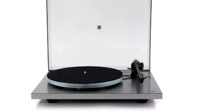 Rega Planar 6 RS Rega Special Edition mit Ania MC Tonabnehmer, mittig zwischen PSU und Fono-MC