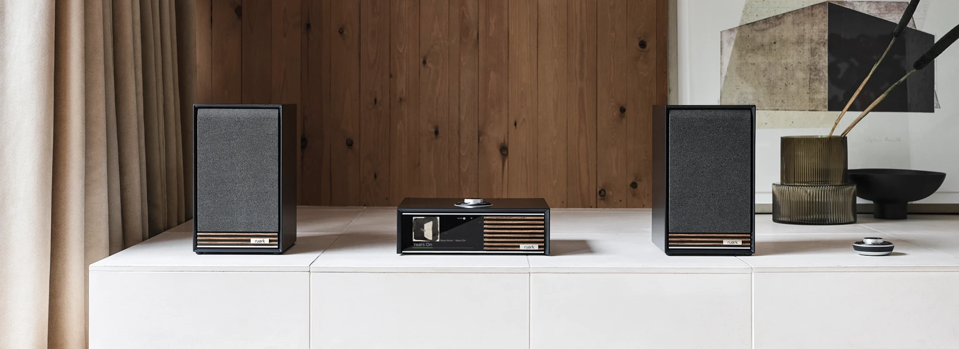 Ruark R610 mit Sabre-R Lautsprechern auf Sideboard