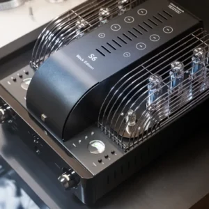 Unison Black Edition S6 Röhrenvollverstärker auf Sideboard