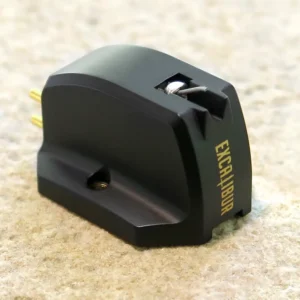 Excalibur Black MC Tonabnehmer, abgebildet auf Steinplatte