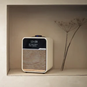 Ruark R1MK4 Light Cream leicht angewinkelt auf Ablagefläche