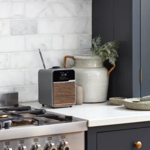 Ruark R1S Smart Radio grau auf Küchen-Arbeitsfläche