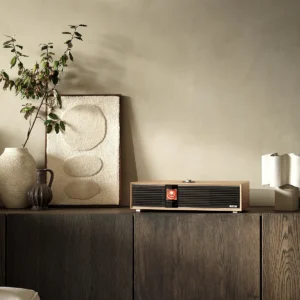 Ruark R410 Anniversary Edition auf Sideboard