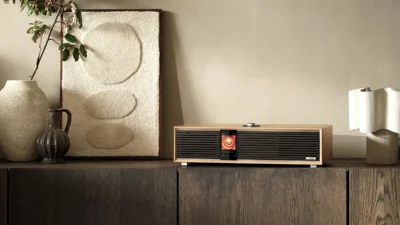 Ruark R410 Anniversary Edition auf Sideboard