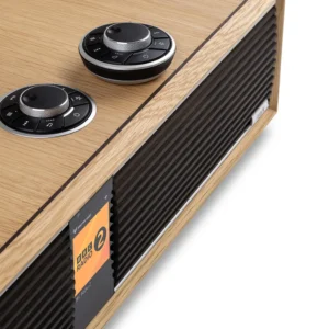 Ruark R410 Anniversary Edition angewinkelt mit Fernbedienung