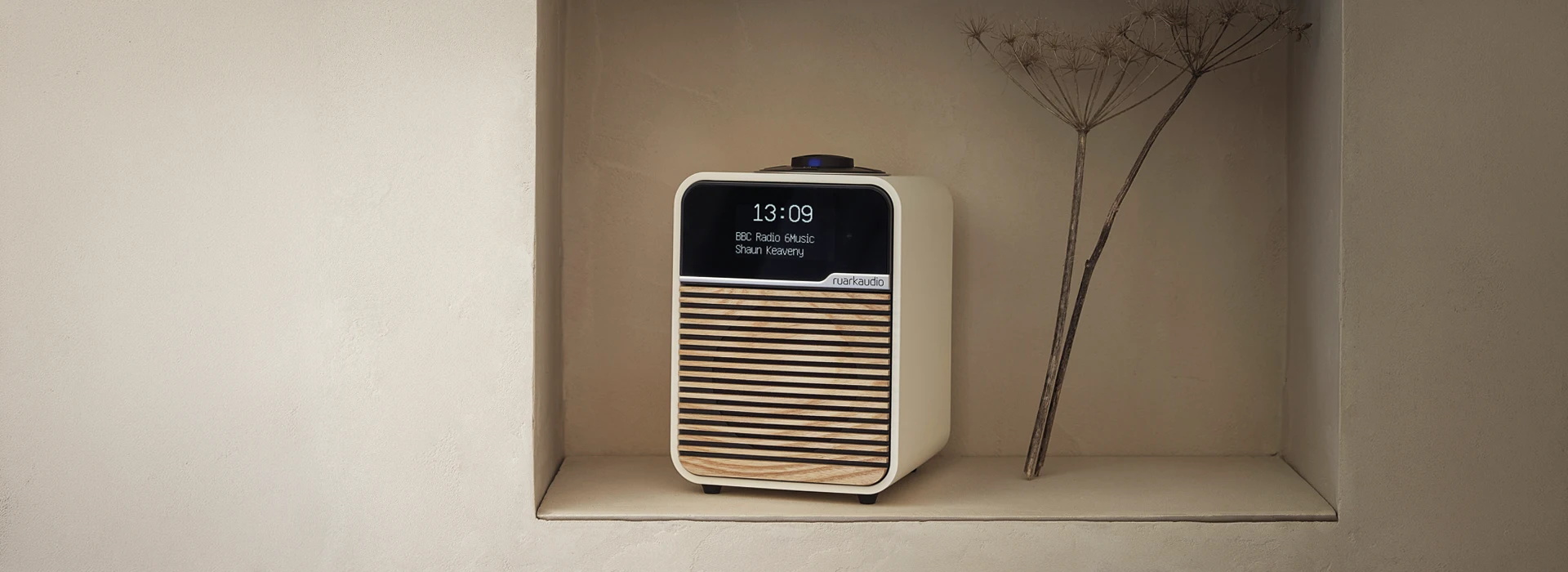 Ruark R1 MK4 angewinkelt, light creme