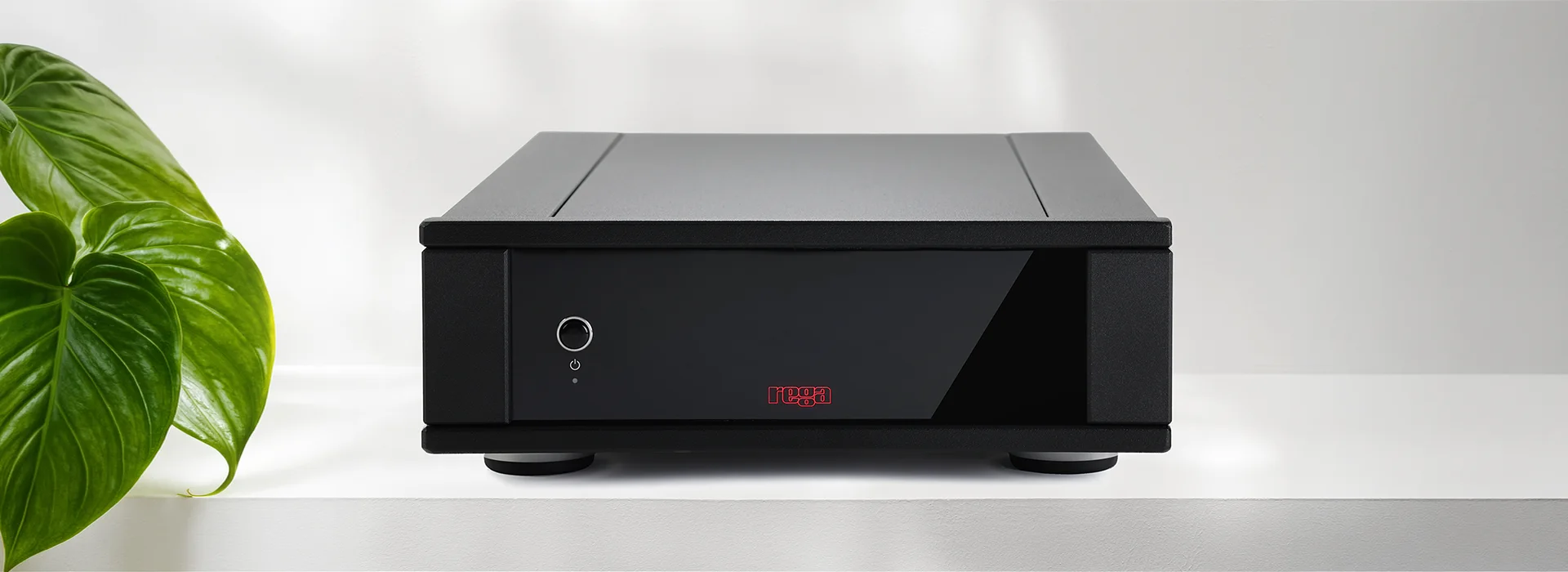 Rega AOS Phono-Vorverstärker für MC Systeme auf Sideboard