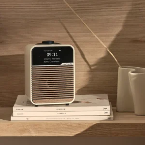 Ruark R1S Smart Radio creme auf Nachttisch