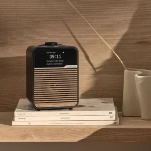 Ruark R1S Smart Radio schwarz auf Nachttisch