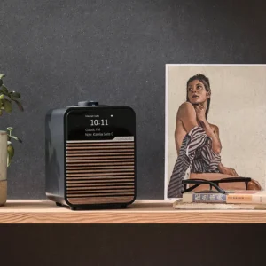 Ruark R1S Smart Radio schwarz auf Nachttisch