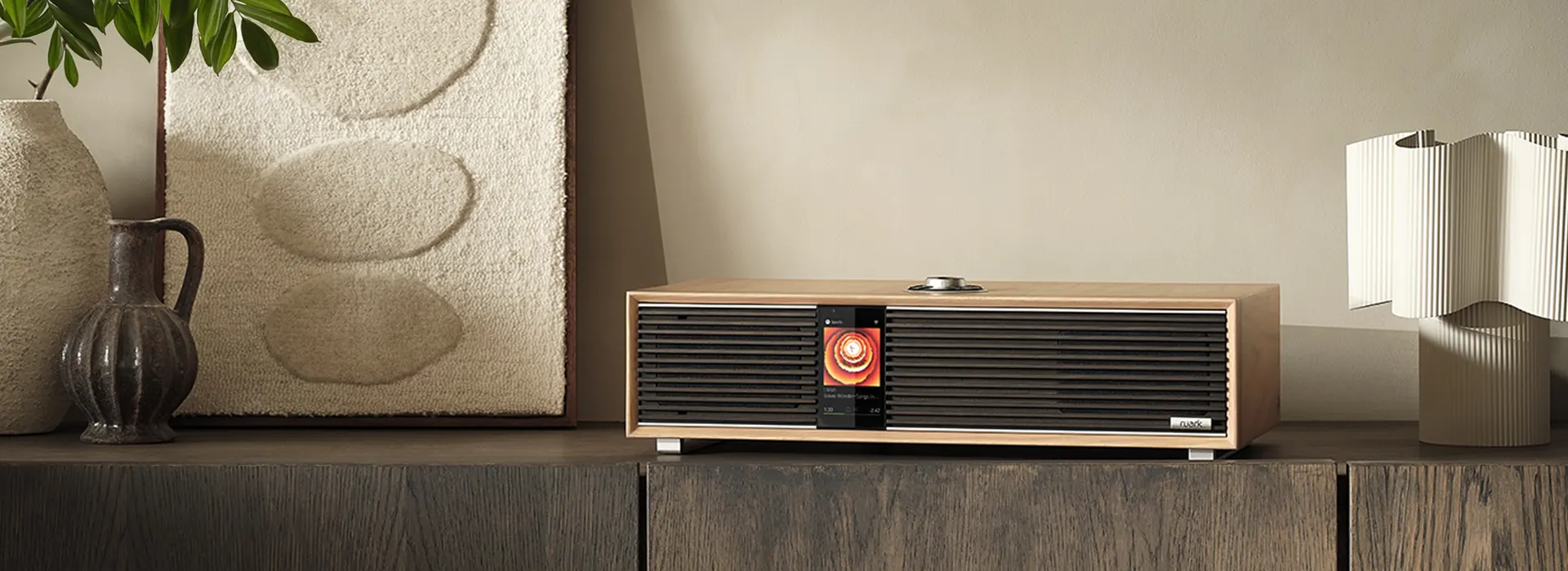 Ruark R410 Anniversary Edition in Ambiente-Wohnumgebung auf Sideboard