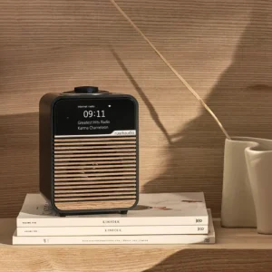 Ruark R1S Smart Radio schwarz auf Nachttisch