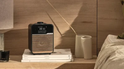 Ruark R1S Smart Radio schwarz auf Nachttisch