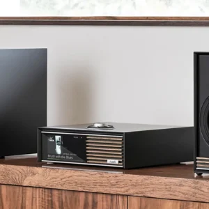 Ruark R610 und Sabre-R Lautsprecher auf Sideboard