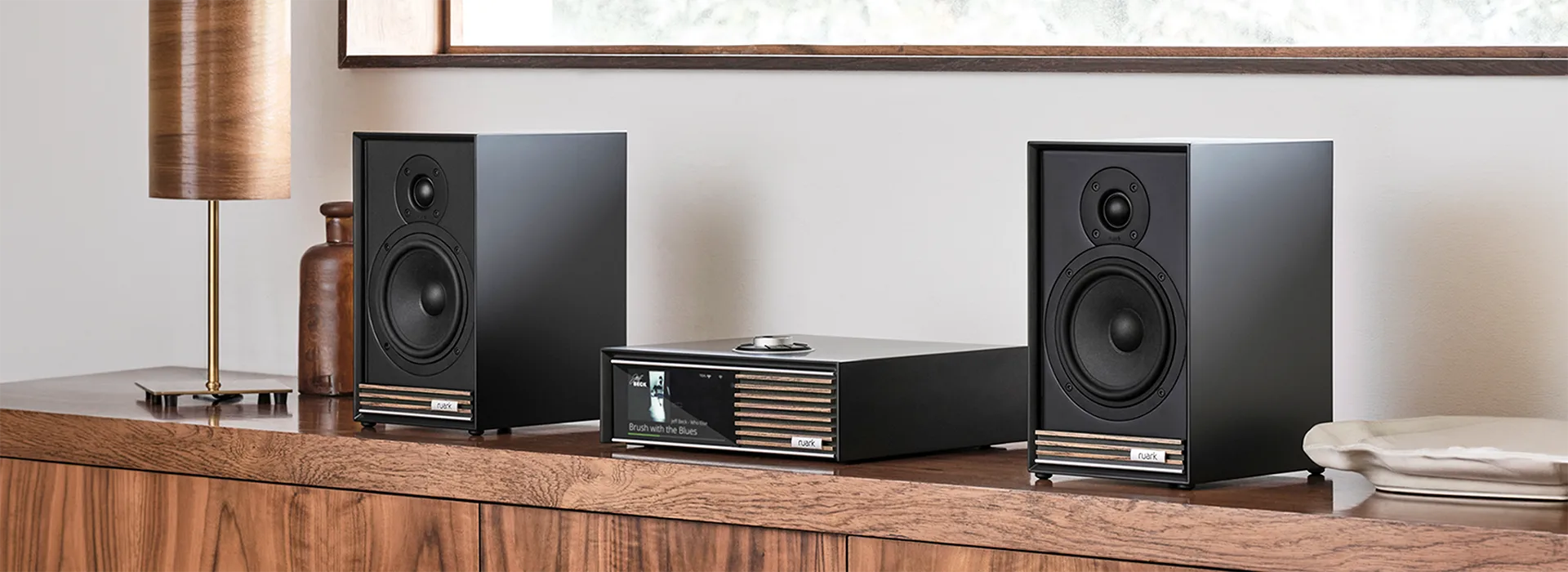 Ruark R610 und Sabre-R Lautsprecher auf Sideboard