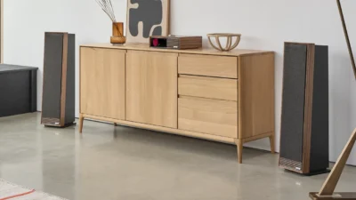 Ruark R710 CD-HiFi-Konsole Nussbaum und Standlautsprecher Talisman-R in Ambiente Wohnumgebung