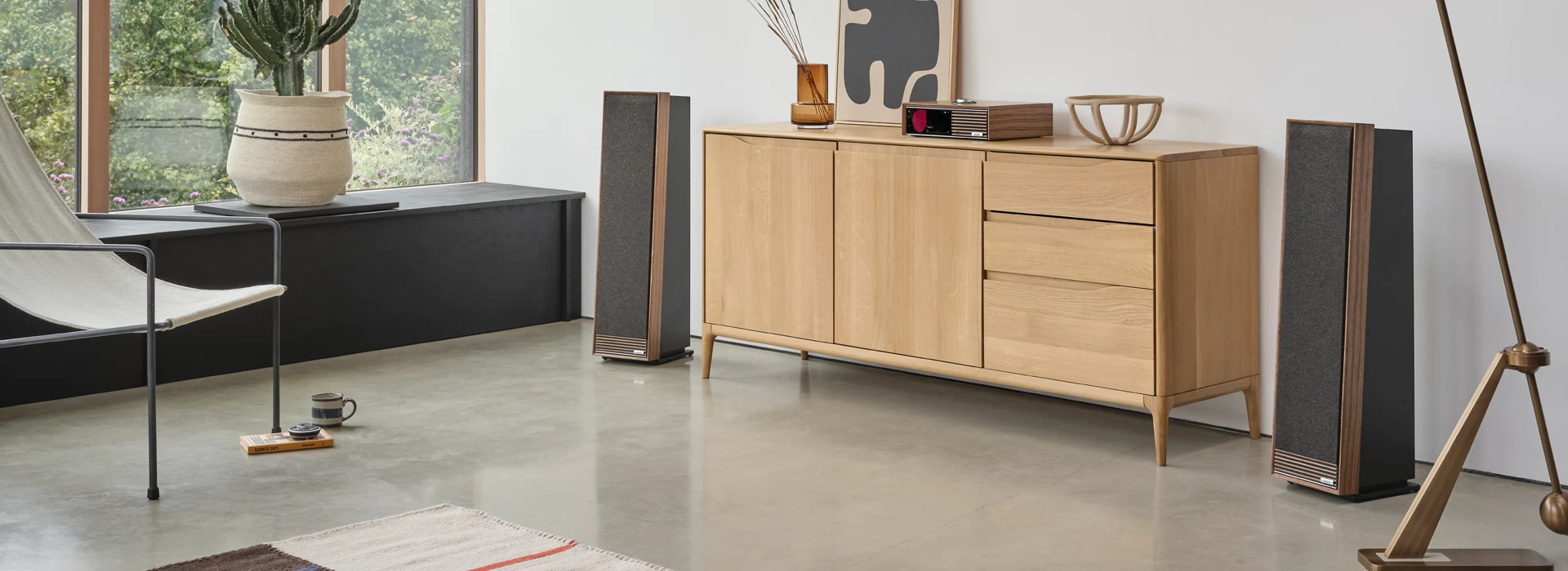 Ruark R710 CD-HiFi-Konsole Nussbaum und Standlautsprecher Talisman-R in Ambiente Wohnumgebung