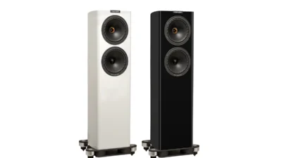 Fyne Audio F702SP weiß und schwarz angewinkelt und ohne Lautsprechergitter