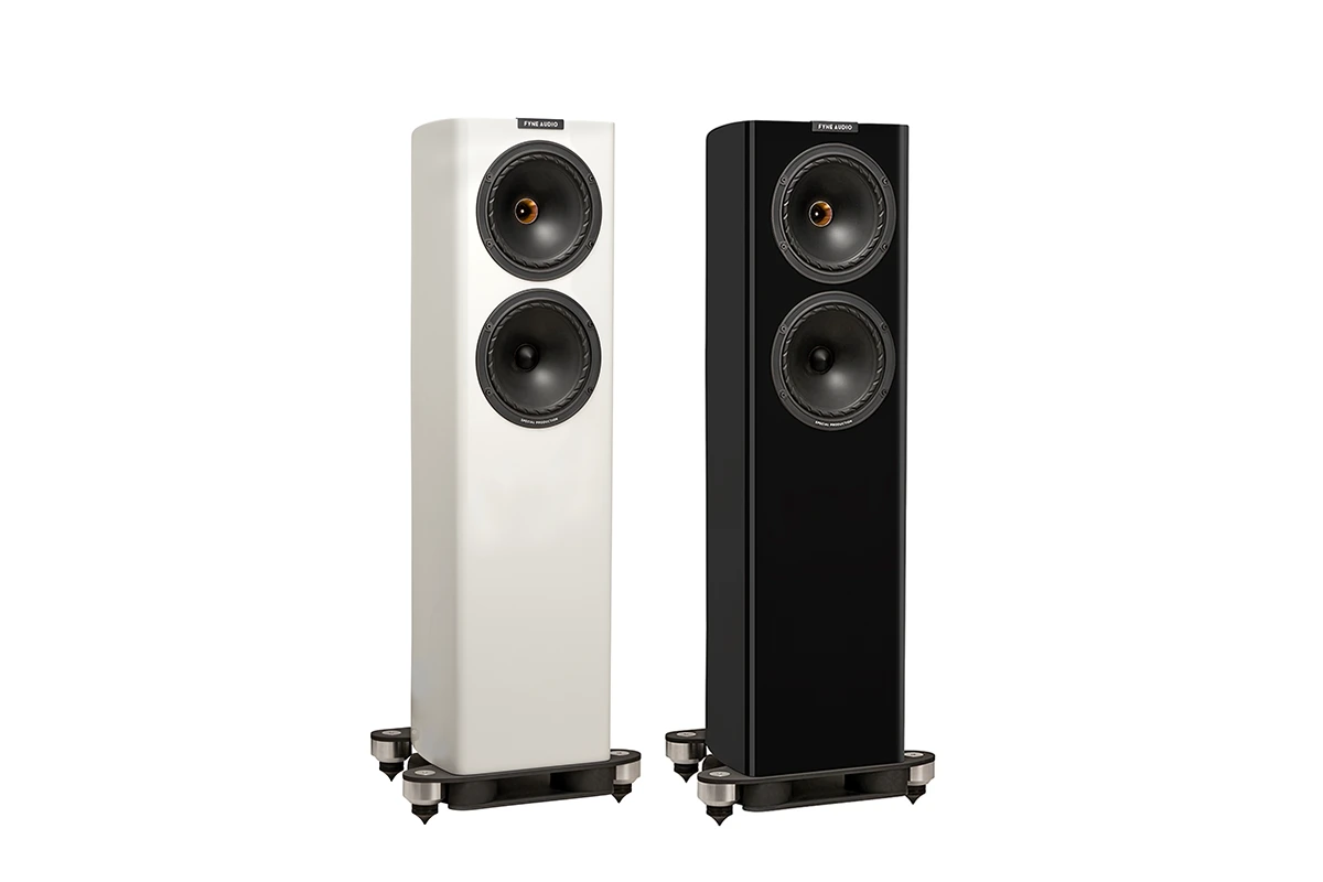 Fyne Audio F702SP weiß und schwarz angewinkelt und ohne Lautsprechergitter