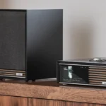 Ruark R610 Musik System und Sabre-R Lautsprechern matt schwarz auf Sideboard in Wohnumgebung