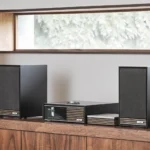 Ruark R-CD100 CD Spieler neben Ruark R610 und Sabre-R Lautsprechern