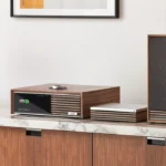 Ruark R-CD100 CD Spieler neben Ruark R610 und Sabre-R Lautsprechern