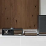 Ruark R-CD100 CD Spieler neben Ruark R610 und Sabre-R Lautsprechern