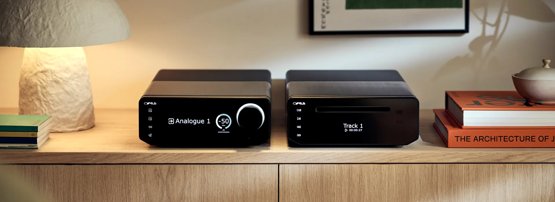 Cyrus 40 Series mit CD Player auf Sideboard