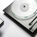 Rega Planar 3 RS freigestellt, angewinkelt und Detail abgebildet