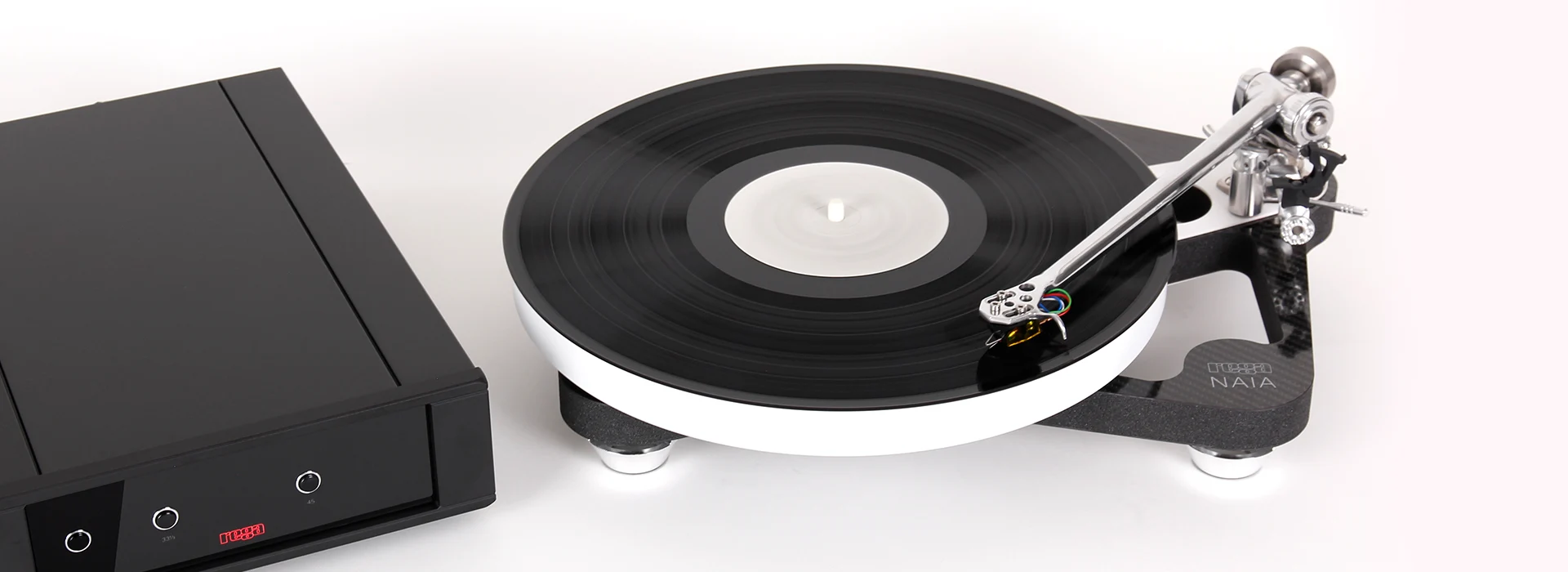 Rega RB Titanium | Rega Naia Plattenspieler und PSU