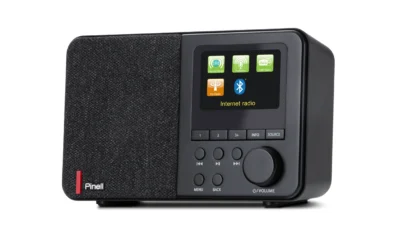 Pinell 102W Smart Radio schwarz vor weißem Hintergrund