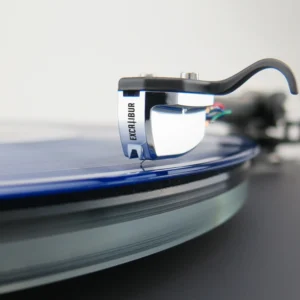 Excalibur MC Tonabnehmer Low Output Platinum montiert auf Rega Plattenspieler, spielt auf Schallplatte