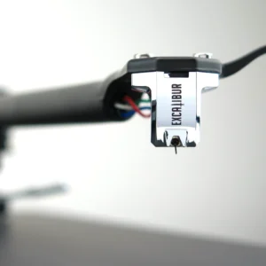 Excalibur MC Tonabnehmer Low Output Platinum montiert auf Rega Plattenspieler, frontal abgebildet