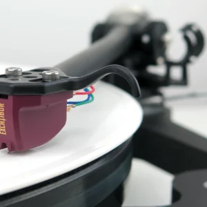 Excalibur RED MC Tonabnehmer montiert auf Rega Planar 8
