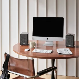 Ruark MR1 MK3 Desktop-Lautsprecher Anthrazit-Lack, beispielhaft abgebildet neben Mac auf Schreibtisch