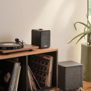 Ruark MR1 MK3 Desktop-Lautsprecher, beispielhaft abgebildet neben Plattenspieler auf Sideboard