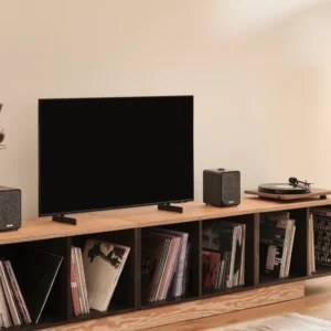 Ruark MR1 MK3 Desktop-Lautsprecher Anthrazit-Lack, beispielhaft abgebildet neben TV und Plattenspieler