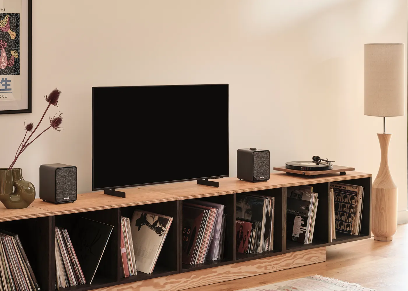 Ruark MR1 MK3 Desktop-Lautsprecher Anthrazit-Lack, beispielhaft abgebildet neben TV und Plattenspieler