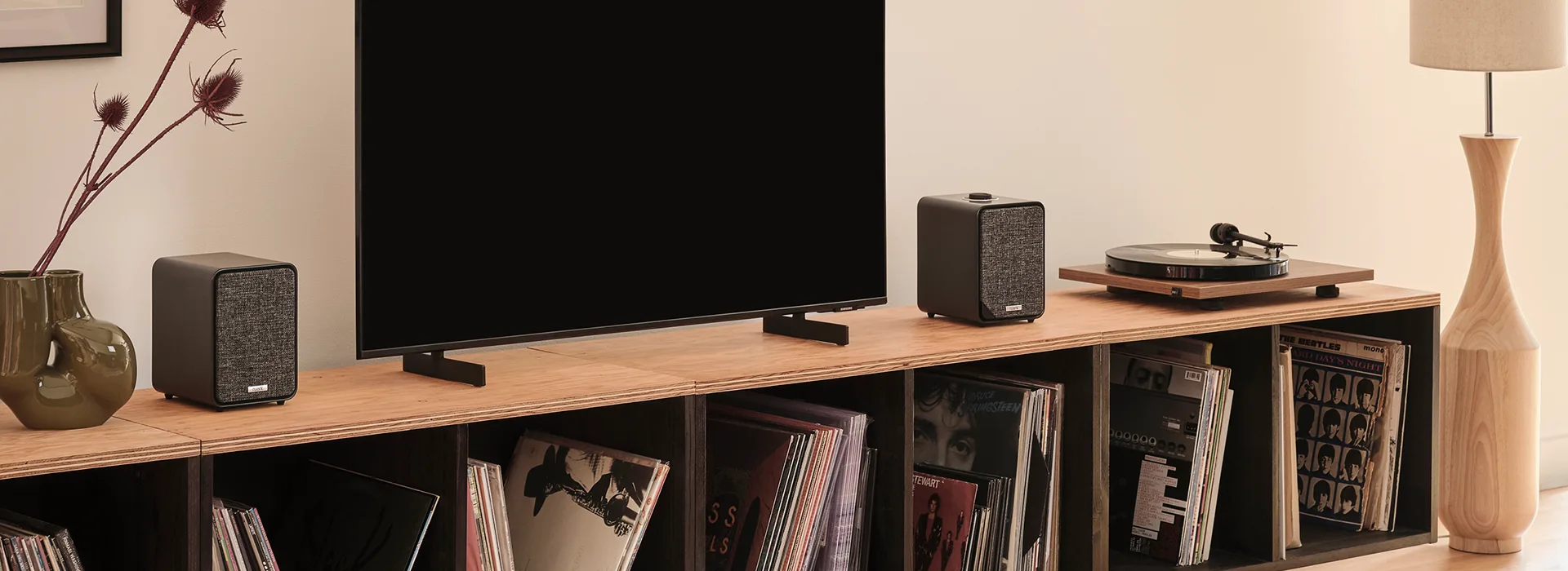 Ruark MR1 MK3 Desktop-Lautsprecher Anthrazit-Lack, beispielhaft abgebildet neben TV und Plattenspieler