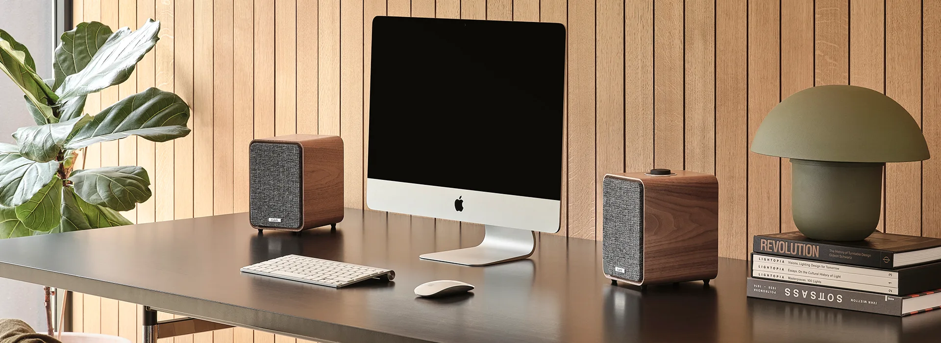 Ruark MR1 MK3 Desktop-Lautsprecher Walnuss beispielhaft abgebildet neben Mac auf Schreibtisch