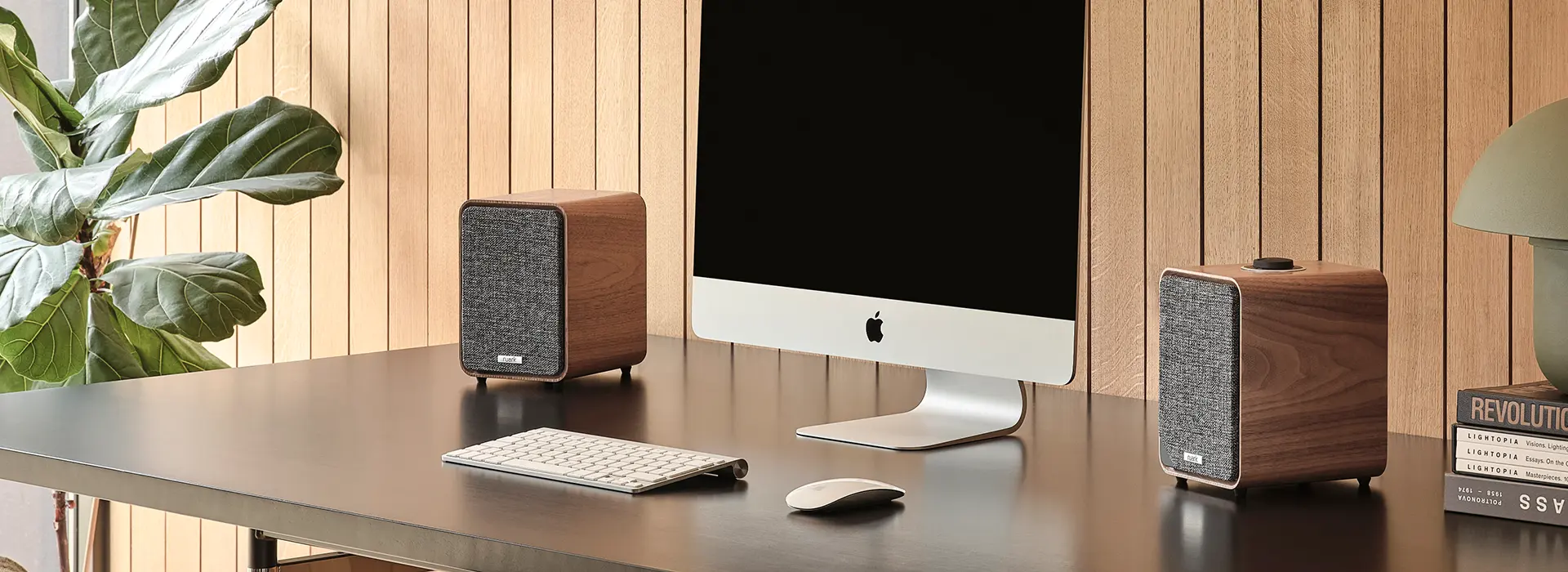 Ruark MR1 MK3 Desktop-Lautsprecher Walnuss beispielhaft abgebildet neben Mac auf Schreibtisch
