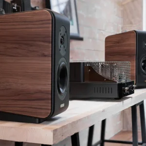 Unison Röhrenvollverstärker Black Edition und Opera Kompaktlautsprecher Mezza v2
