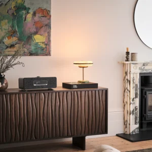 Ruark R3S schwarz auf Sideboard in Wohnumgebung