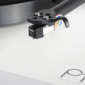 Rega Carbon Pro Tonabnehmer schwarz, montiert auf Planar 1
