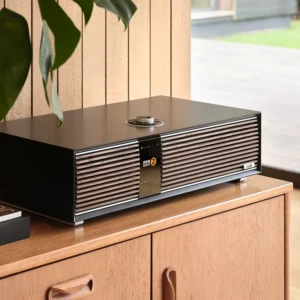 Ruark R410 schwarz auf Sideboard
