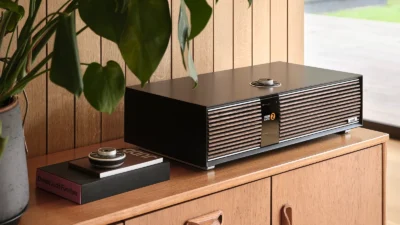 Ruark R410 schwarz auf Sideboard