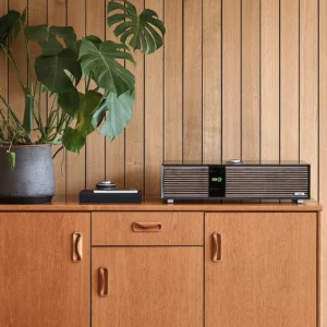 Ruark R410 schwarz in Ambiente-Wohnumgebung