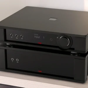 Rega Mercury Vorverstärker und Solis Endverstärker auf Sideboard