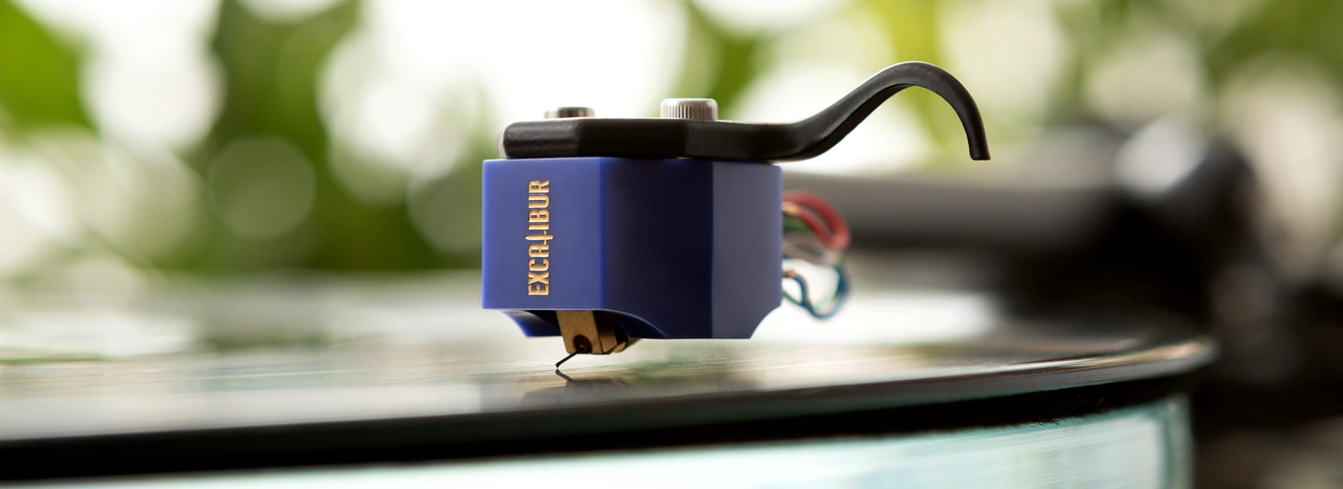 Excalibur Midnight Blue montiert auf Rega Plattenspieler